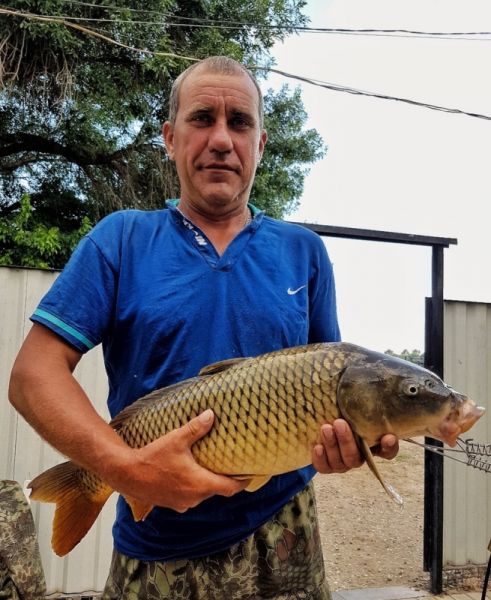 Рыбачим прямо под базой